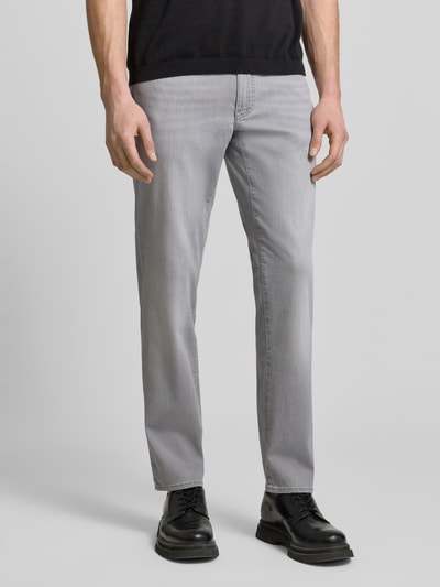 Männermodel trägt graue Sraight Fit Jeans mit Eingrifftaschen Modell 'Cadiz' von Brax im Used-Look, Nahaufnahme Oberkörper, Baumwoll-Elasthan-Mix.