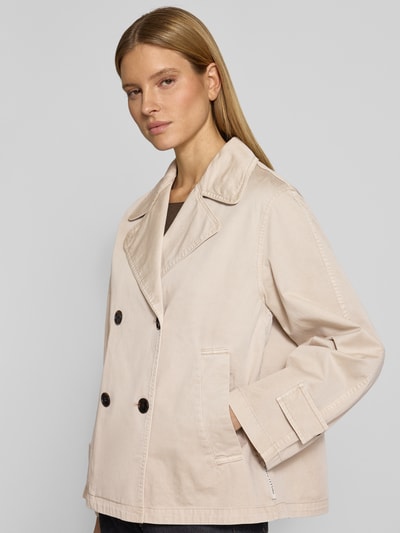 Männermodel trägt Regular Fit Trenchcoat aus reiner Baumwolle von Marc O'Polo, unifarben, doppelreihig, Taschen, Ganzkörperansicht von vorne