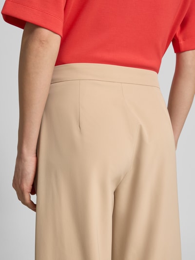 Frauenmodel trägt Culotte mit Längsnähten Modell 'PALINA' von Raffaello Rossi in Beige, Wide Leg, Damen Culotte, Nahaufnahme Rückansicht. Bundweite bei Größe 36: 41 cm, Innenbeinlänge bei Größe 36: 71 cm.