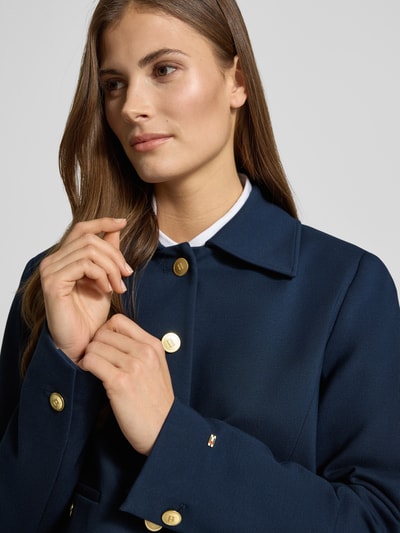 Frauenmodel trägt Regular Fit Kurzblazer aus Viskose-Mix Modell 'PUNTO' von Tommy Hilfiger, Optik: Unifarben, Umlegekragen, Langarm, dekorativer Knopf, Logo-Applikation, Paspeltaschen, ganz in dunklem Blau, Nahaufnahme Oberkörper.