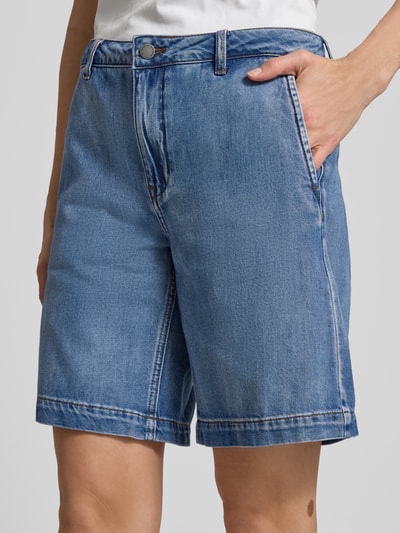 Frauenmodel trägt Jeansshorts mit Eingrifftaschen Modell 'Kamma' von My Essential Wardrobe, Reine Baumwolle, Relaxed-Fit, Nahaufnahme Oberkörper. Bundweite bei Größe 36: 39 cm, Innenbeinlänge bei Größe 36: 22 cm.