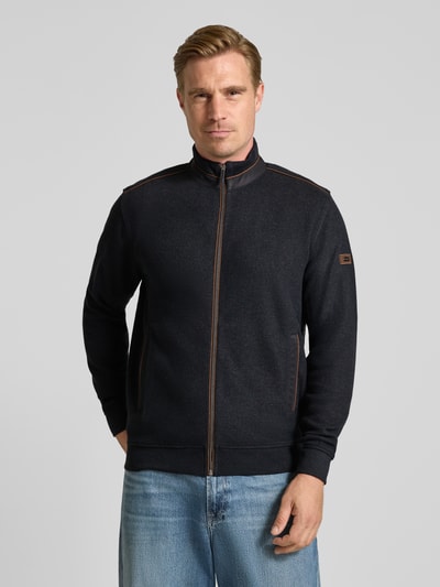 Männermodel trägt Sweatjacke mit Label-Details von bugatti in Dunkelblau, Baumwollmischung, gerader Schnitt, Seitentaschen, Ganzkörperansicht von vorne.