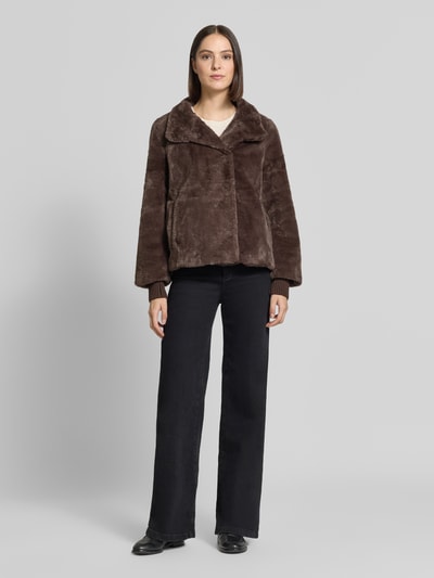 Frauenmodel trägt Jacke aus Kunstfell mit Eingrifftaschen von COMMA in Braun, Regular Fit, Stehkragen, Knopfverschluss, Ganzkörperansicht von vorne.