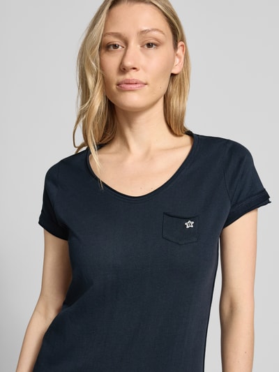 Frauenmodel trägt Damen T-Shirt mit V-Ausschnitt und Brusttasche, Reine Baumwolle, Regular-Fit, Modell 'GS23' von G.I.G.A. DX, Nahaufnahme Oberkörper