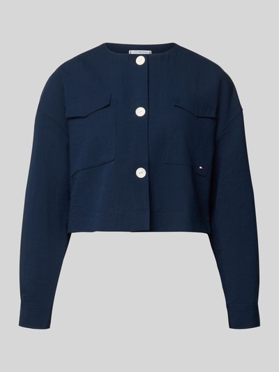 Produktfoto, Boxy Fit Kurzblazer aus Viskose-Mix von Tommy Hilfiger, Optik: Unifarben, Passform: Boxy-Fit, Rundhals-Ausschnitt, Cropped, Logo-Stitching, einreihige Knopfleiste, Langarm, Manschette, Brustpattentaschen, Material: Viskose-Mix, dunkles Blau, matte Textur, klare Linien
