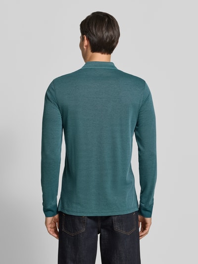 Męski model nosi Regular Fit Poloshirt mit Baumwoll-Anteil von Christian Berg Men, Mieszanka materiałów, kołnierzyk polo, Brustasza, z długim rękawem, długość tyłu w rozmiarze M: 70 cm, turkusowy kolor, gładka faktura, Ganzkörperansicht Rückansicht.