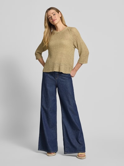 Frauenmodel trägt Strickshirt mit Rundhalsausschnitt und 3/4-Arm von FREE/QUENT, gerippter Ausschnitt, Grobstrick, sandfarben, Ganzkörperansicht von vorne.