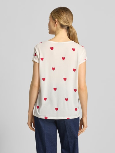 Frauenmodel trägt Relaxed Fit T-Shirt aus Lyocell-Mix Modell 'AVA' von Vero Moda mit Allover-Herzprint, Kurzarm, Rückansicht Ganzkörperansicht.
