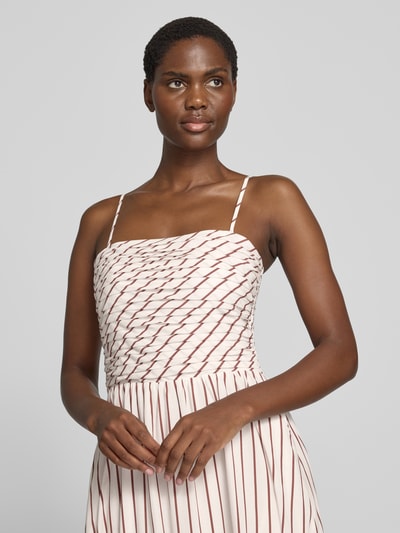 Vrouwenmodel draagt midi-jurk van Lyocellmix met linnen, getailleerd, Plooien, spaghettibandjes, Model 'Tanya' van Forever New, Nahaufnahme bovenlichaam.