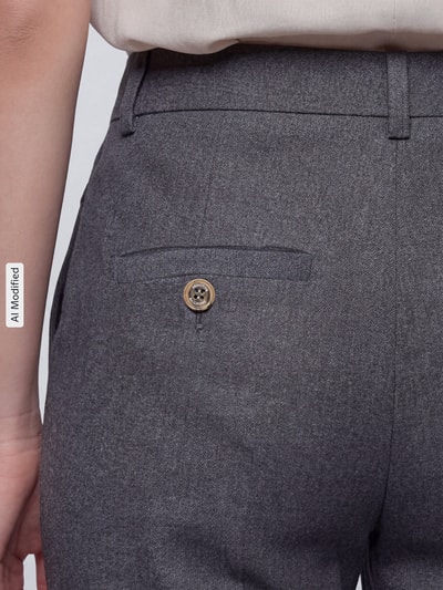 Vrouwenmodel draagt Regular fit chino uit woll-mix met viscose-aandeel model 'LUCA' van SEDUCTIVE, grijs, detailopname achterzijde.