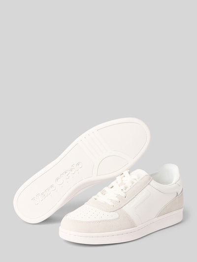 Produktfoto, Sneaker mit echtem Leder Modell 'VINCENZO 2A' von Marc O'Polo für Herren in Weiß mit beigen Details, glatte und strukturierte Texturen.