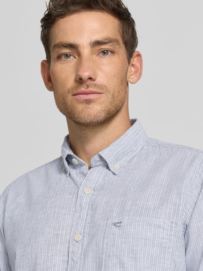 Mannelijk model draagt Regular Fit Freizeithemd aus Leinen-Mix mit Button-Down-Kragen van camel active, lichtblauw met fijne strepen, borstzak, label-stitching, linnen-katoenmengsel, close-up bovenlichaam