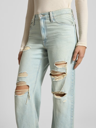 Kobiece model prezentuje Jeans im Used-Look Modell 'MIDDY' od Levi's®, jasnoniebieski denim, 5 kieszeni, loose fit, bawełna, zbliżenie na biodra.