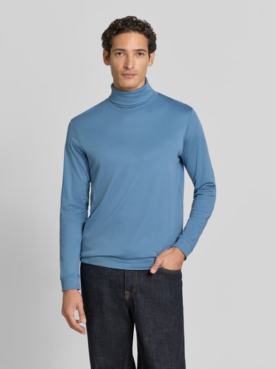 Männermodel trägt Regular Fit Langarmshirt mit Rollkragen Modell 'Pima' von RAGMAN in Blau aus reiner Baumwolle, Ganzkörperansicht von vorne.