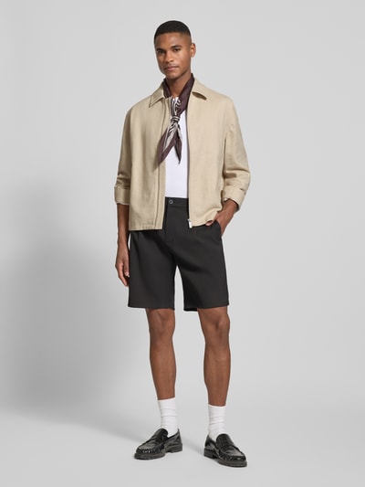 Męski model nosi Regular Fit Jacke mit Viskose-Anteil od JAKE*S STUDIO MEN, beżowa kurtka z kołnierzem, krój regular fit, długość tyłu w rozmiarze M: 65 cm, szerokość ramion w rozmiarze M: 49 cm, szerokość klatki piersiowej w rozmiarze M: 59 cm, długość rękawa w rozmiarze M: 68 cm, widok całej sylwetki z przodu.