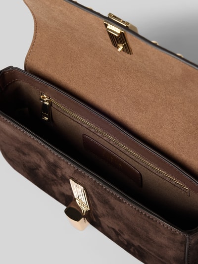 Produktfoto, Crossbody Bag aus echtem Leder Modell 'Iride' von FURLA in Braun mit goldfarbenen Details, Nietenbesatz und Überschlag, samtige und glatte Texturen, Innenfach mit Reißverschluss, abnehmbare Schulterriemen, Größe 26x14x6 cm, Länge Schulterriemen 112 cm
