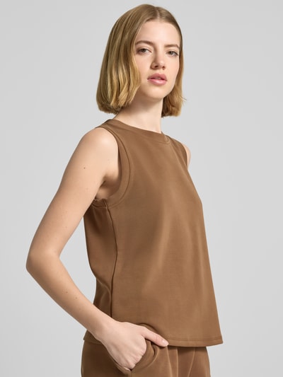 Frauenmodel trägt Top aus Modal-Mix Modell 'Scuba' von Rich & Royal in Braun, Regular-Fit mit Rundhalsausschnitt, Nahaufnahme Oberkörper