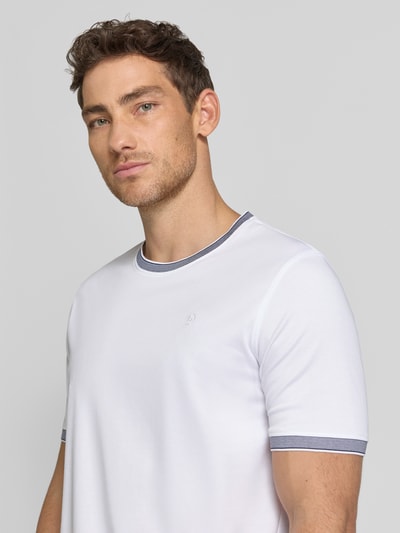 Männermodel trägt T-Shirt mit Rundhalsausschnitt von bugatti, weiß, Baumwoll-Mix, Regular-Fit, Label-Detail, Nahaufnahme Oberkörper. Rückenlänge bei Größe M: 70 cm