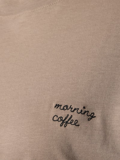 Produktfoto, Regular Fit T-Shirt mit Motiv-Stitching von Jake*s Casual aus reiner Baumwolle, beigefarbener Stoff, Textur glatt, Rundhalsausschnitt, schwarzes Motiv-Stitching "morning coffee".