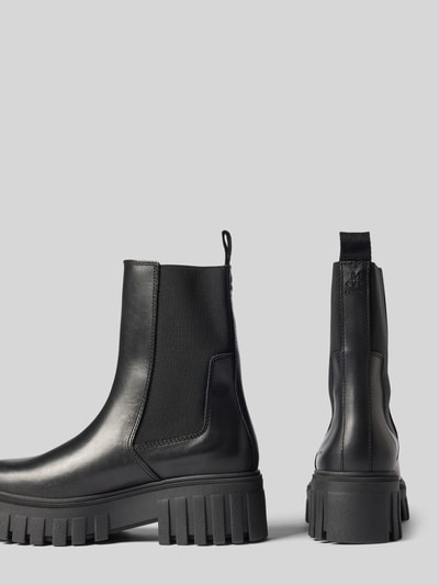 Produktfoto, schwarze Chelseas aus echtem Leder mit Label-Prägung Modell 'Vala 5' von Marc O'Polo, Damen Chelseas, klare Linien, matte und glatte Textur, kräftige Profilsohle, auf hellem Hintergrund.