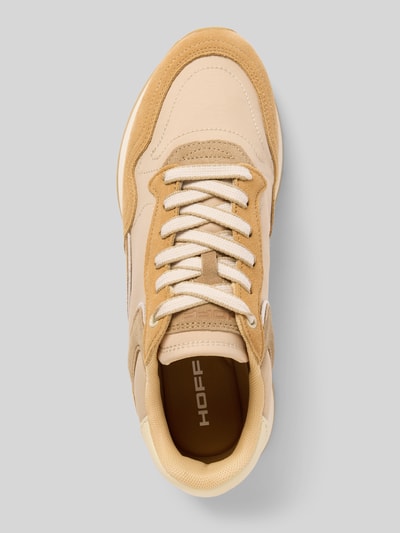 Produktfoto, Sneaker mit Logo-Detail Modell 'City' von HOFF, beżowe i kremowe odcienie, zaokrąglony krój, sznurowanie, podeszwa z bieżnikiem, wysokość obcasa w rozmiarze 40: 2 cm, wysokość cholewki w rozmiarze 40: 9 cm, szerokość w rozmiarze 40: 7 cm, widoczne faktury zamszu i skóry