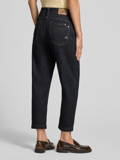 Vrouwenmodel draagt Relaxed Fit Barrel Jeans uit mix van katoen van model 'Relaxed Malibu' van Buena Vista, Dames Barrel Jeans, volledige lichaamsopname achteraan.