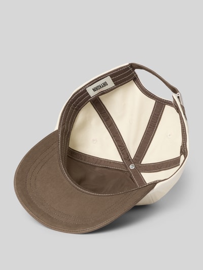 Produktfoto, Cap mit Print und Stitching Modell 'JANORA' von Drykorn in Braun und Creme aus reiner Baumwolle, verstärkter Schirm, verstellbarer Riegel.