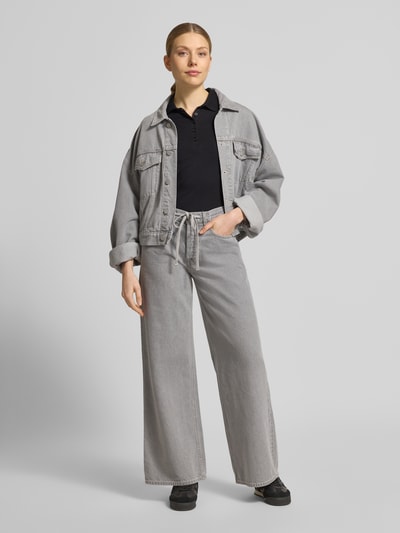 Kobiece modelka nosi Slim Fit Poloshirt mit Knopfleiste und 1/2-Arm von Christian Berg Woman, czarna bawełna, krój slim fit, listwa guzikowa, rękaw o dł. 1/2, długość tyłu w rozmiarze 36: 61 cm, pełny widok z przodu.