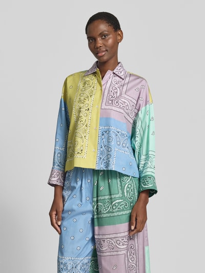 Frauenmodel trägt Loose Fit Langarmbluse aus reiner Baumwolle 'LAMPONE' von Weekend Max Mara, Optik:Allover-Muster, Paisley, mehrfarbig, Popeline, Ganzkörperansicht von vorne.