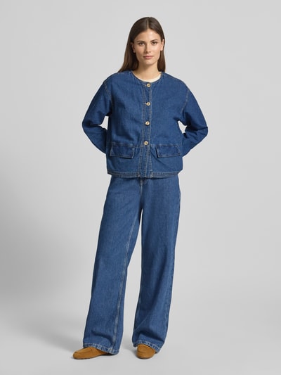 Vrouwenmodel draagt Regular Fit Leinenjacke in Denim-Optik van Christian Berg Woman, mix van katoen en linnen, denimlook, ronde hals, klepzakken, knoopsluiting, ruglengte maat 36: 55 cm, mouwlengte maat 36: 60 cm, full body vooraanzicht.