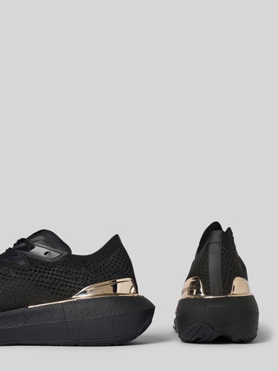 Produktfoto, Sneaker mit Label-Details Modell 'ATOMIC SPEED' von PLEIN SPORT z tkaniny, zaokrąglony kształt, wiązanie, fakturowana podeszwa, wysokość obcasa w rozmiarze 44: 5 cm, wysokość cholewki w rozmiarze 44: 7 cm, szerokość w rozmiarze 44: 10 cm, kolor czarny ze złotymi detalami