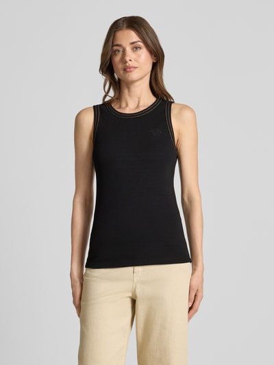 Frauenmodel trägt Tanktop mit Logo-Stitching Modell 'Ara' von MOS MOSH aus Baumwoll-Mix, Rundhalsausschnitt, Feinripp, Kontrastnähte, körpernah, Ganzkörperansicht von vorne.