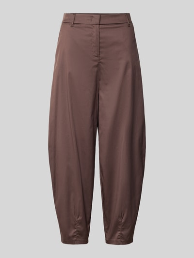 Produktfoto, Stoffhose mit französischen Eingrifftaschen von Christian Berg Woman Selection in Braun, Barrel Fit, Baumwoll-Mix mit Stretch-Anteil, Haken- und Reißverschluss, Gesäßleistentaschen, Bundweite 39 cm, Innenbeinlänge 69 cm bei Größe 36, glatte Oberfläche, leicht glänzende Textur.