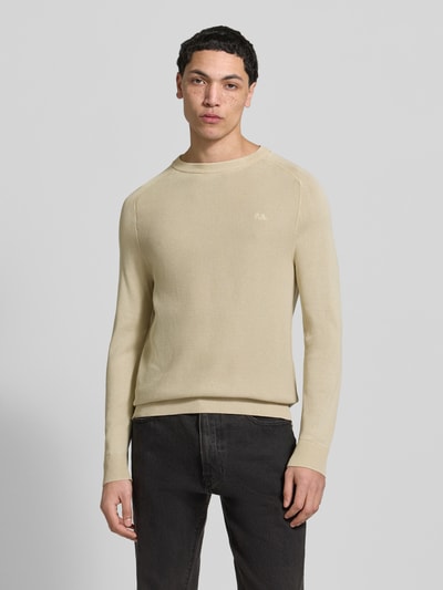 Männermodel trägt Regular Fit Pullover aus reiner Baumwolle Modell 'FLEET' von Pepe Jeans in Beige, Piqué Strick, Nahaufnahme Oberkörper.