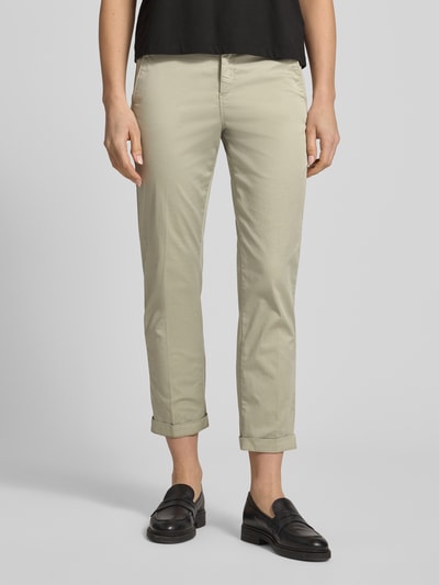 Frauenmodel trägt Chino mit Eingrifftaschen von MAC, Baumwoll-Elasthan-Mix, Regular-Fit, helle Farbe, glatte Textur, Ganzkörperansicht von vorne.