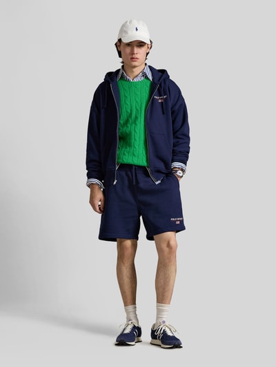 Männermodel trägt Regular Fit Sweatshorts aus Baumwoll-Mix von Polo Ralph Lauren, unifarben, label-schriftzug, elastischer bund, tunnelzug, sweat, ganzkörperansicht von vorne