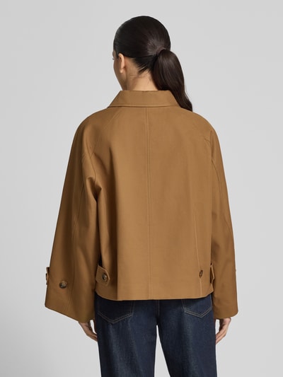 Frauenmodel trägt Jacke mit Ärmelriegeln Modell 'CUBA' von Mango in Braun, Reine Baumwolle, Relaxed-Fit, Rückenlänge 60 cm, Ganzkörperansicht Rückansicht.
