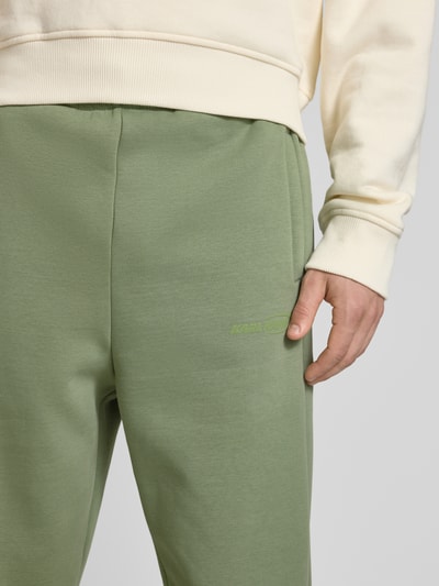 KARL KANI Sweatpants mit Label-Detail und elastischem Bund Oliv 3