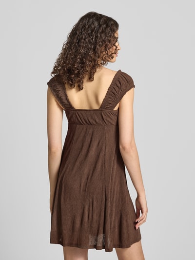 Vrouwenmodel draagt bruine vrijetijdsjurk met structuurpatroon, Ausgestelltes Freizeitkleid mit Strukturmuster model 'HELDA' van ONLY, dames, volledig zicht achteraan.