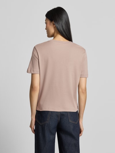 Vrouwenmodel draagt Regular Fit t-shirt van puur katoen van s.Oliver RED LABEL in lichtbeige, rechte vormen en gladde textuur, volledige lichaamsachteraanzicht.
