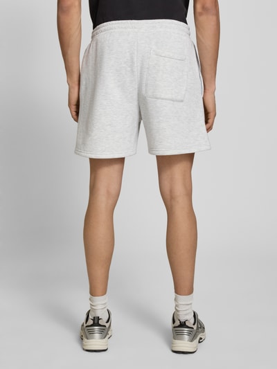 Männermodel trägt Shorts mit Gesäßtasche und Logo-Stitching von REVIEW in Hellgrau aus Material-Mix mit Baumwoll-Anteil, Gerader-Schnitt, Elastischer-Bund mit Kordelzug, Seitliche-Eingrifftaschen, Ganzkörperansicht Rückansicht.