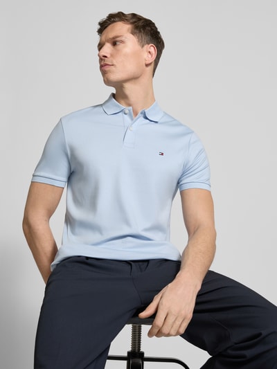 Męski model ma na sobie Koszulkę polo Regular Fit z czystej bawełny model 'LIQUID COTTON' od Tommy Hilfiger, melanż, wyhaftowane logo, kołnierzyk polo, krótki rękaw, zakończenia prążkowane, rozcięcia po bokach, materiał: czysta bawełna. Ujęcie: widok całej sylwetki z przodu.