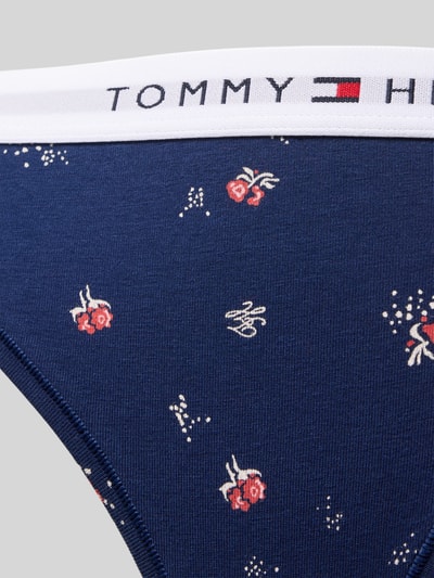 Produktfoto, String aus Baumwoll-Mix im 3er-Pack von TOMMY HILFIGER, Optik: Unifarben, Details: Elastischer-Logo-Bund, Multipack:3er-Pack, feine Oberfläche, blaue Grundfarbe mit kleinen roten Blümchen.