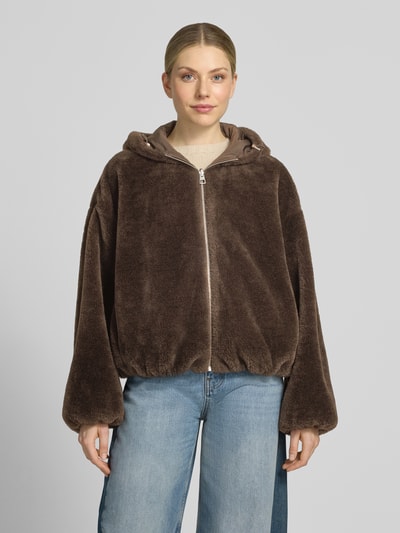 Frauenmodel trägt Relaxed Fit Blouson mit Wendefunktion von Marc O'Polo in Braun, samtige Textur, Damen Bomberjacke, Ganzkörperansicht von vorne.