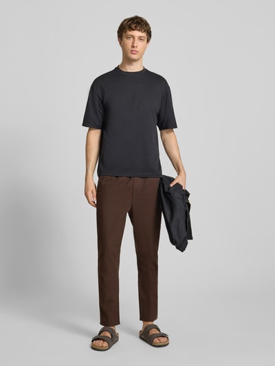 Männermodel trägt Tapered Leinenhose aus Baumwoll-Leinen-Mix Modell 'LINUS' von Only & Sons, Optik: Unifarben, Ganzkörperansicht von vorne.