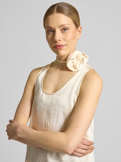 Frauenmodel trägt Blusenshirt mit floraler Applikation von Marella aus Satin in Regular-Fit mit Rundhalsausschnitt, Nahaufnahme Oberkörper.