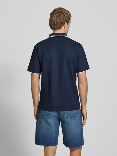 Männermodel trägt Regular Fit Poloshirt mit Strukturmuster Modell 'AUSTIN' von Jack & Jones, dunkelblau, Baumwoll-Mix, Stitching, Knopfleiste, Rückenlänge 69 cm bei Größe M, Ganzkörperansicht Rückansicht.