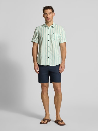 Männermodel trägt Regular Fit Freizeithemd mit Kentkragen und Brusttasche von Lerros, gestreift, Baumwoll-Mix, Ganzkörperansicht von vorne.