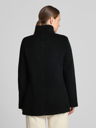 Frauenmodel trägt kurtka 'Jacke mit Stehkragen und Eingrifftaschen' von FUCHS SCHMITT, czarny, mieszanka materiałów z dodatkiem wełny, Linia a, stójka, listwa guzikowa, wpuszczane kieszenie, Długość tyłu w rozmiarze 36: 73 cm, Szerokość ramion w rozmiarze 36: 37 cm, Szerokość w rozmiarze 36: 48 cm, Długość rękawów w rozmiarze 36: 64 cm, widok całej sylwetki od tyłu