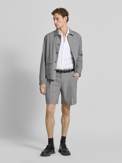 Männermodel trägt Slim Fit Businesshemd aus reiner Viskose Modell 'KENNO' von HUGO in Weiß, strukturierte Oberfläche, Ganzkörperansicht von vorne. Herren Businesshemd von HUGO.